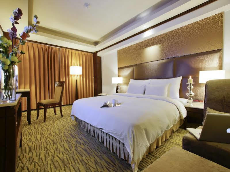 Hotel Dion Taichung Exteriör bild